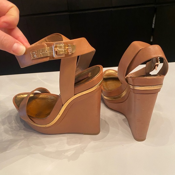 BCBGMAXAZRIA sandal wedge. Size 8.5 (fits like an 8). Used condition. - Picture 4 of 8